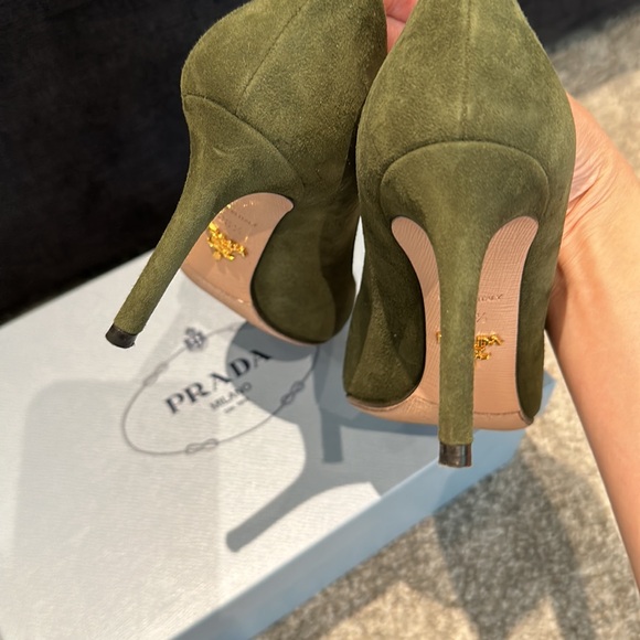 Prada suede heels in dark green - Picture 2 of 3
